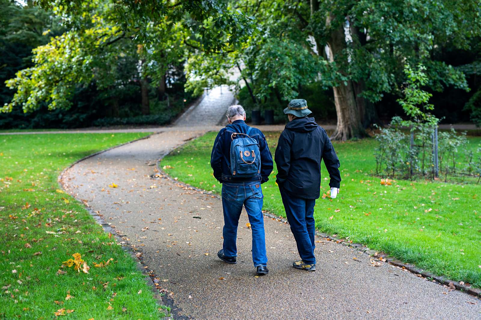Billede af to mænd på gåtur.