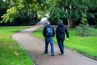 Billede af to mænd på gåtur.