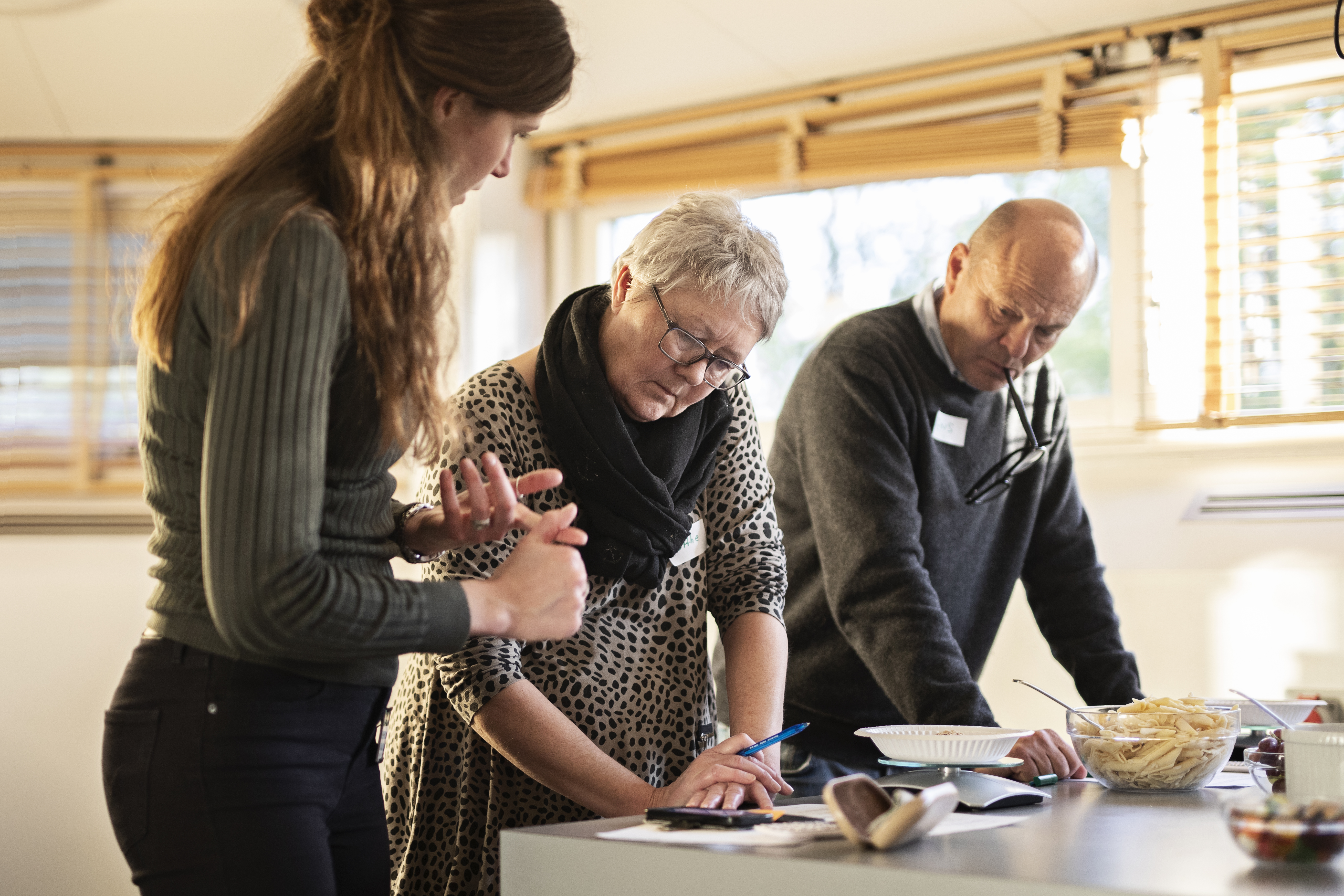 Billede af personer, der lærer at tælle kulhydrater