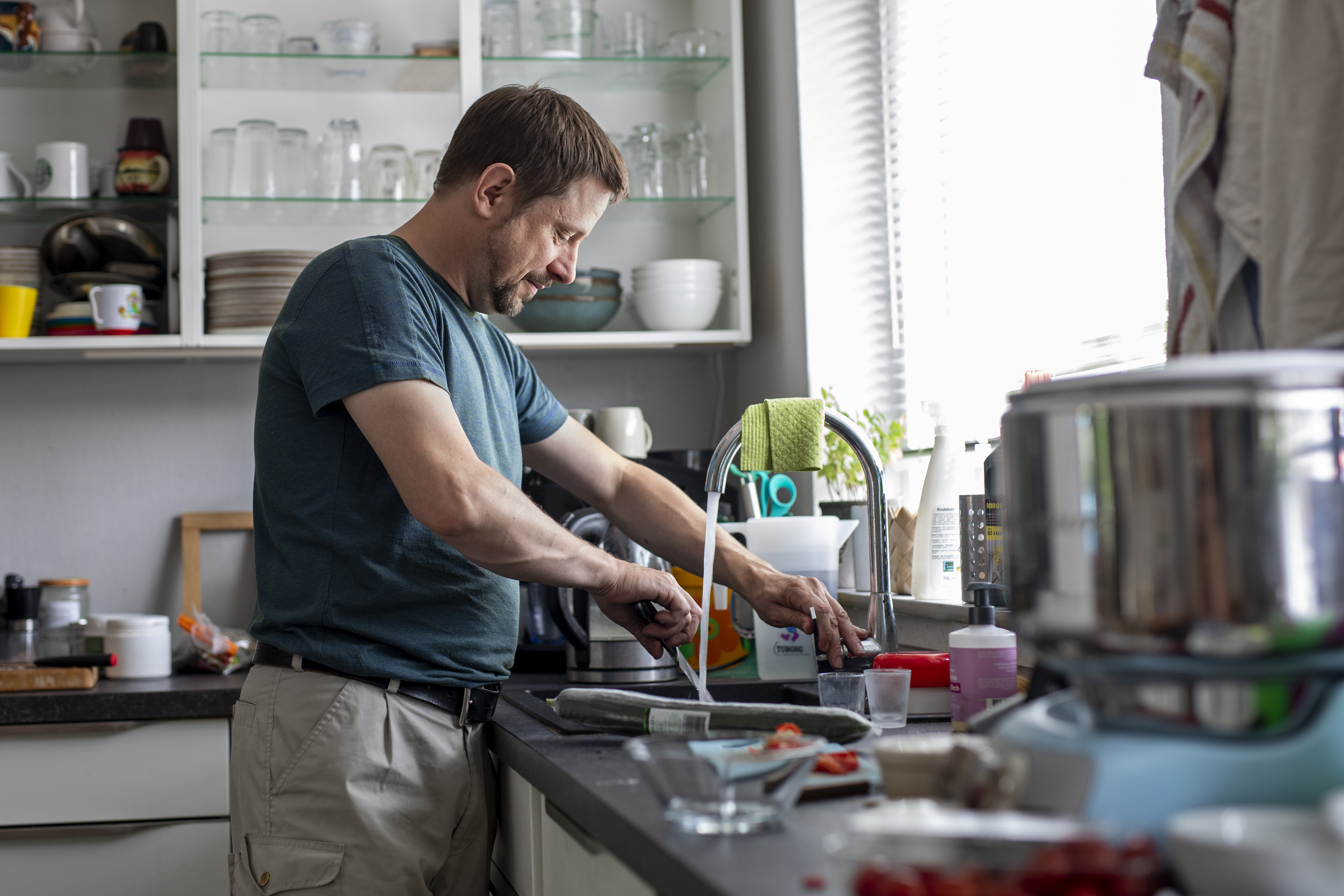 Billede af en mand med type 2-diabetes i sit køkken