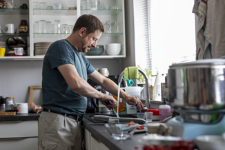 Billede af en mand med type 2-diabetes i sit køkken